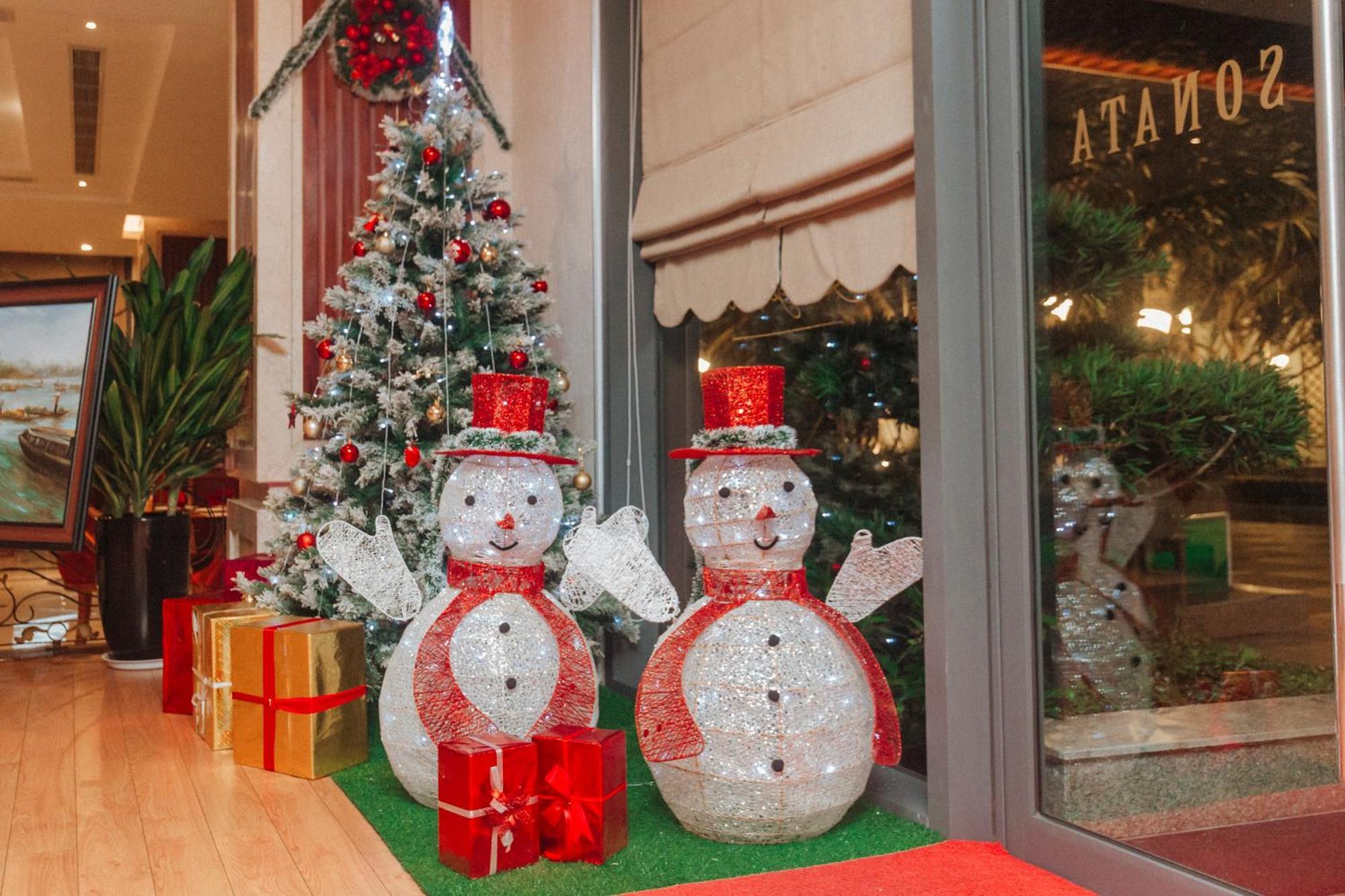 Dlg岘港酒店 外观 照片 Snowmen in a shop window