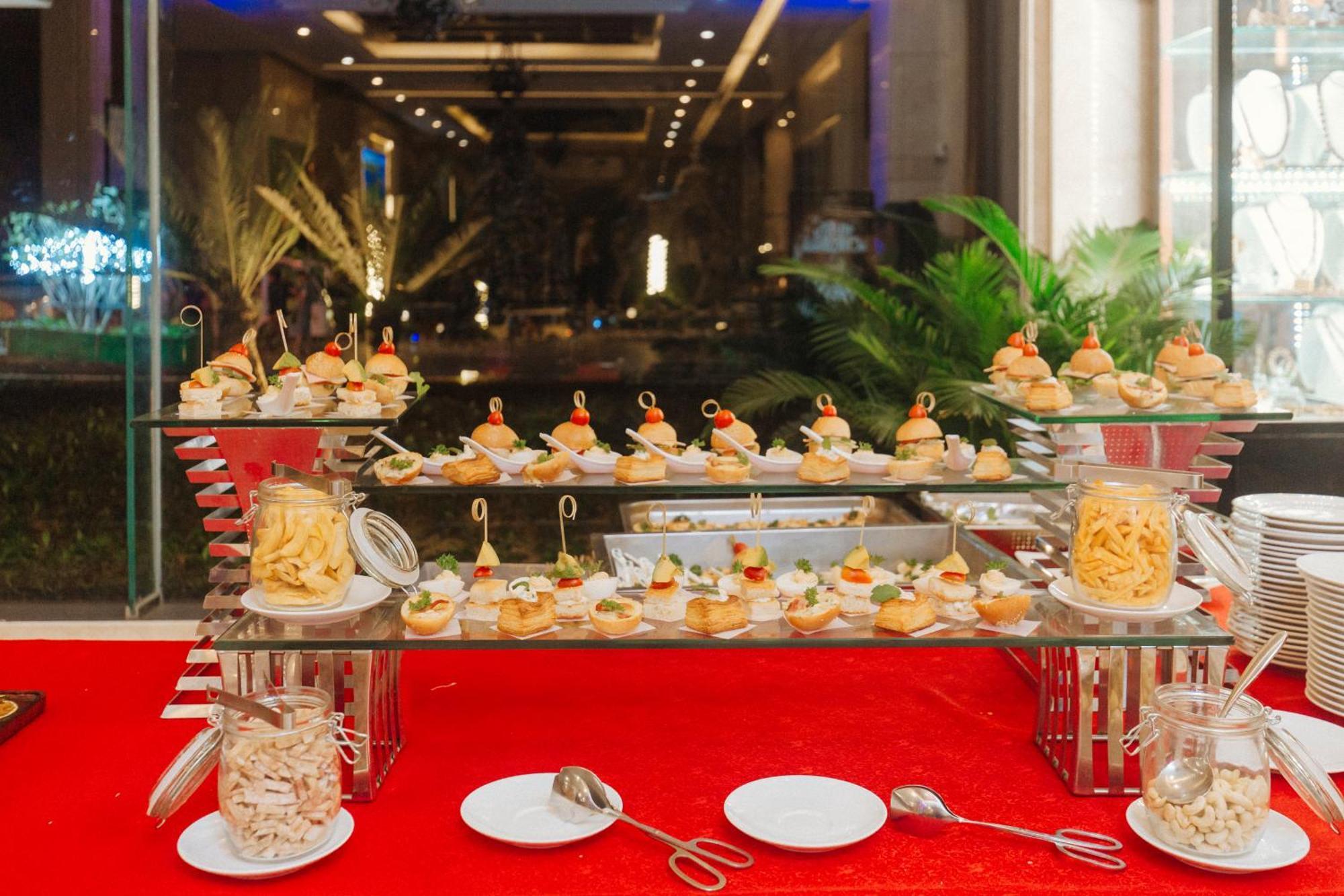 Dlg岘港酒店 外观 照片 A buffet table with hors d'oeuvres
