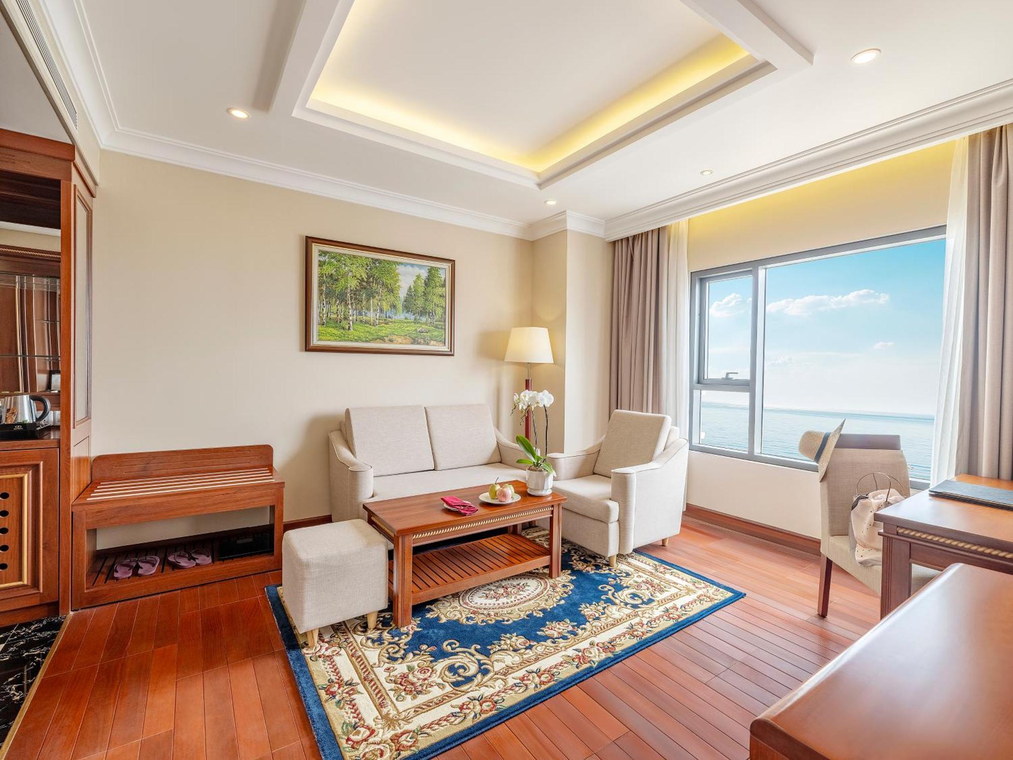 Dlg岘港酒店 外观 照片 A suite at the hotel