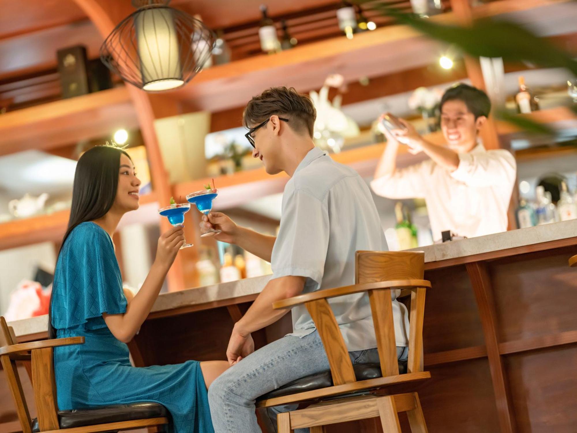 Dlg岘港酒店 外观 照片 A couple drinking coffee