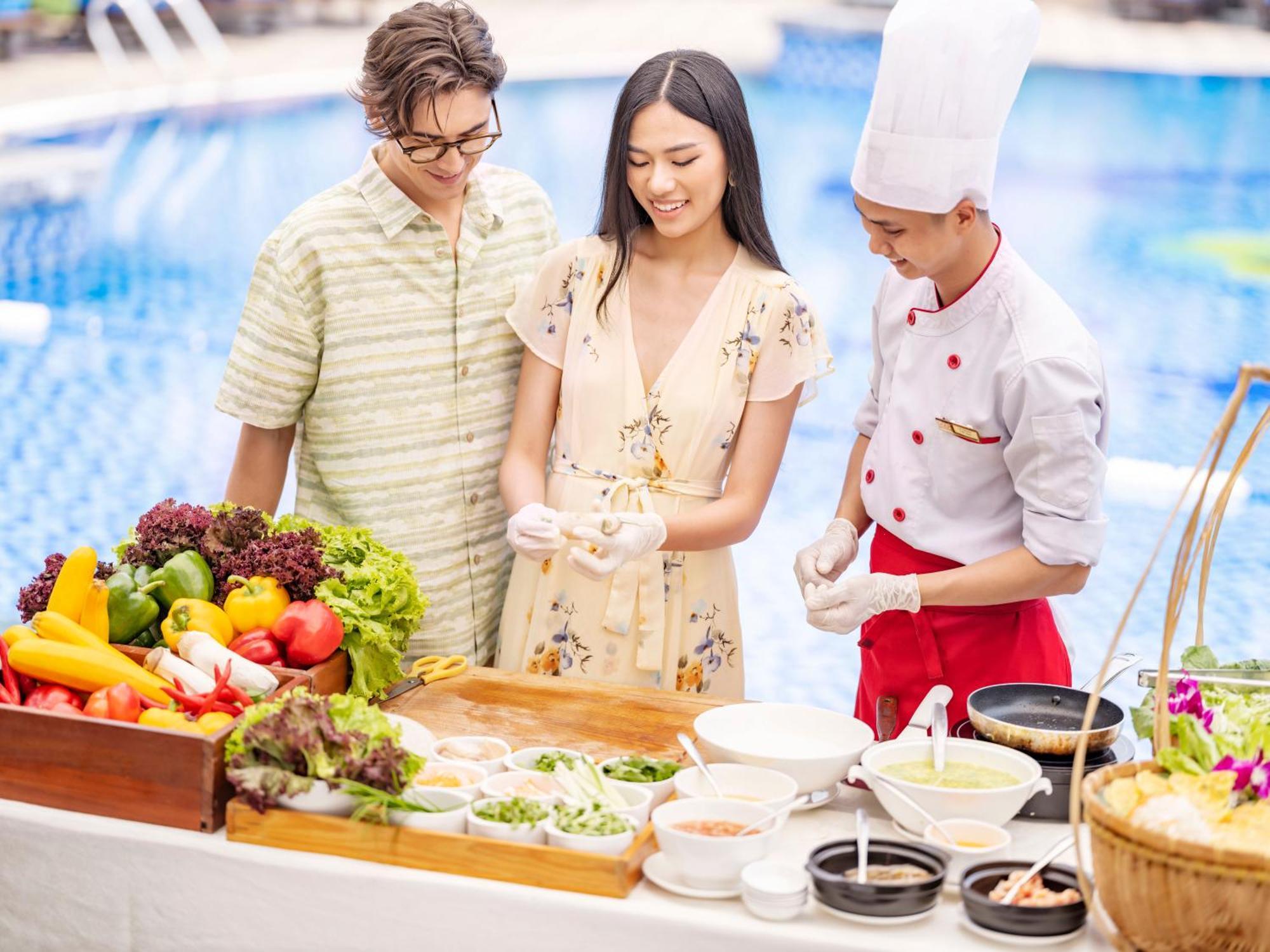 Dlg岘港酒店 外观 照片 Cooking class at the poolside