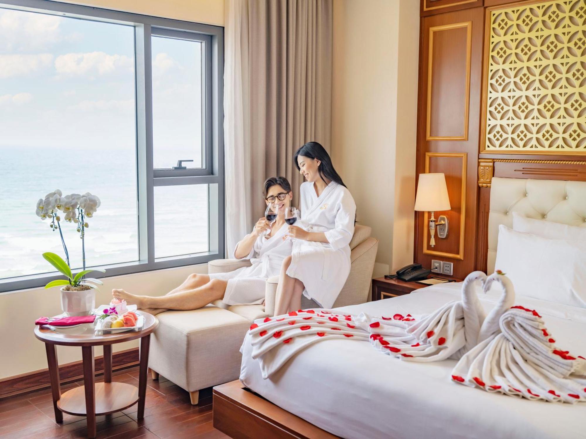 Dlg岘港酒店 外观 照片 A couple in a hotel room