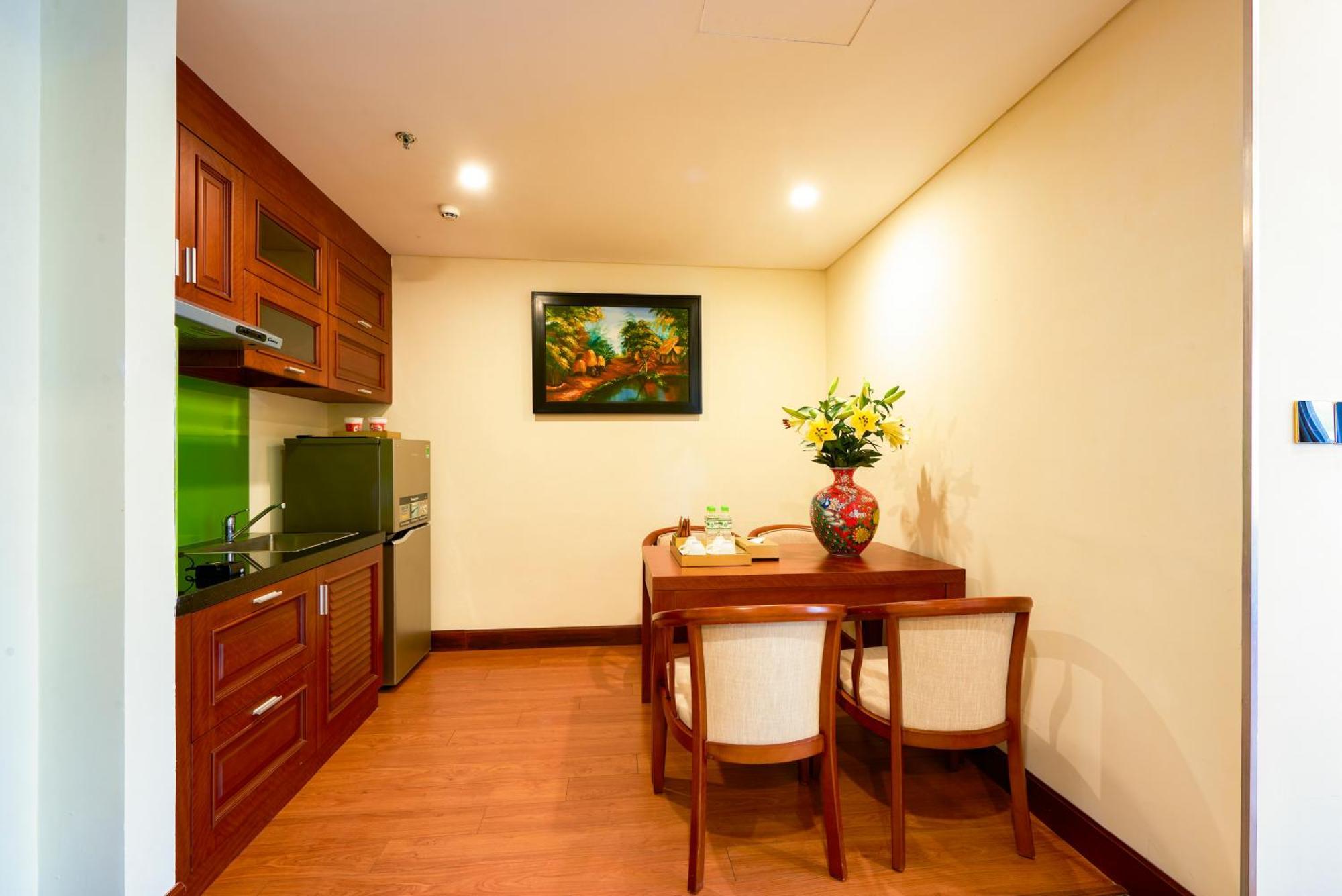 Dlg岘港酒店 外观 照片 A kitchen in a serviced apartment in Ho Chi Minh City, Vietnam