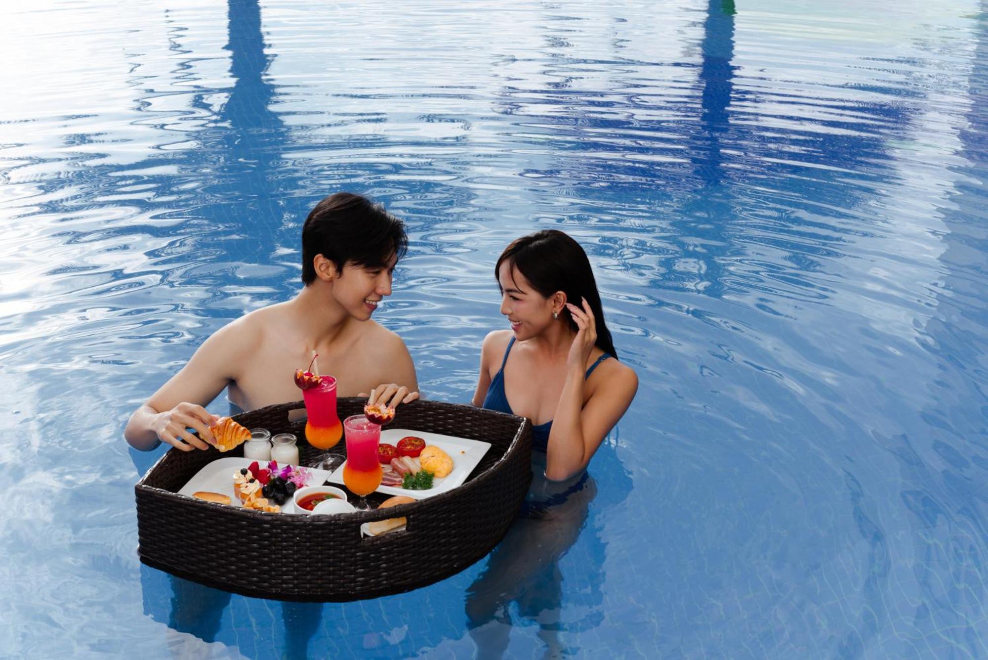 Dlg岘港酒店 外观 照片 Floating breakfast at The Royal